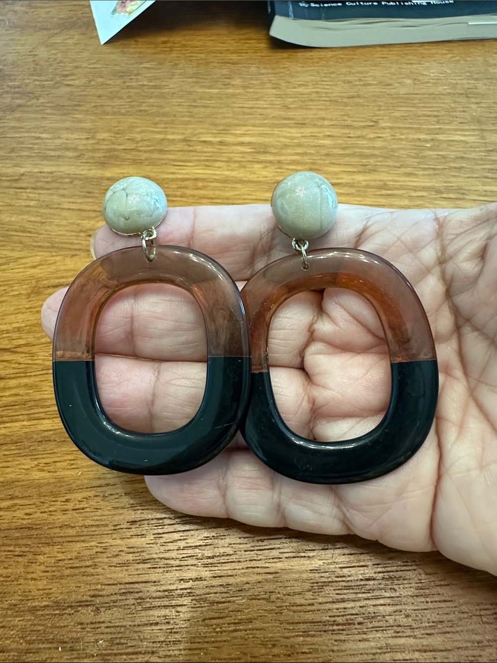 🧡 Large Two-Tone Resin Drop Earrings in Brown and Black 🧡 - Picture 2 of 4